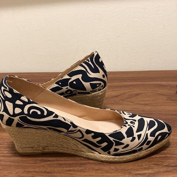 Diane B. Milano Closed Toe Espadrille in Navy/Beige Print. Size 7. - Picture 3 of 8